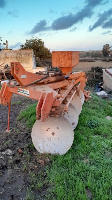 Reboque galucho e charrua de discos