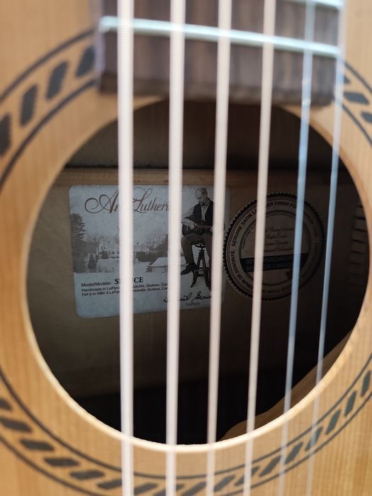 Viola acústica Art & Lutherie, modelo Spruce (Canadá).