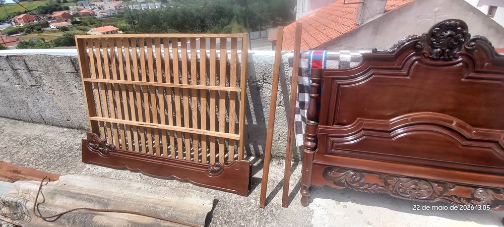 Cama casal de mogno
