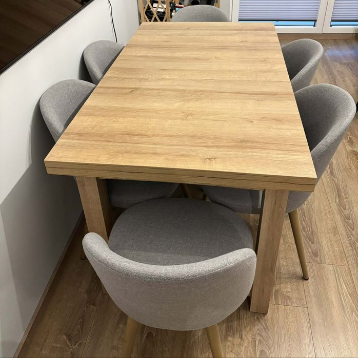 Stół z kompletem krzeseł