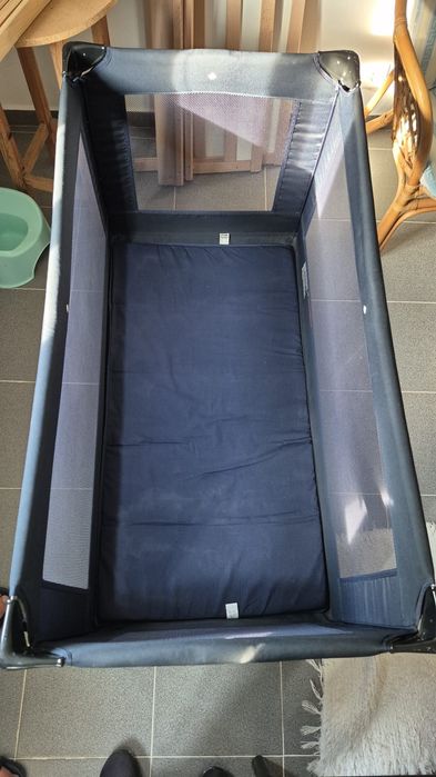 Cama de viagem azul escuro da Chicco