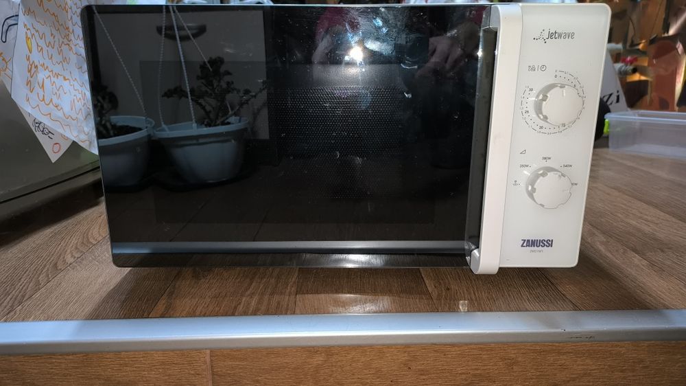 Мікрохвильова піч Zanussi