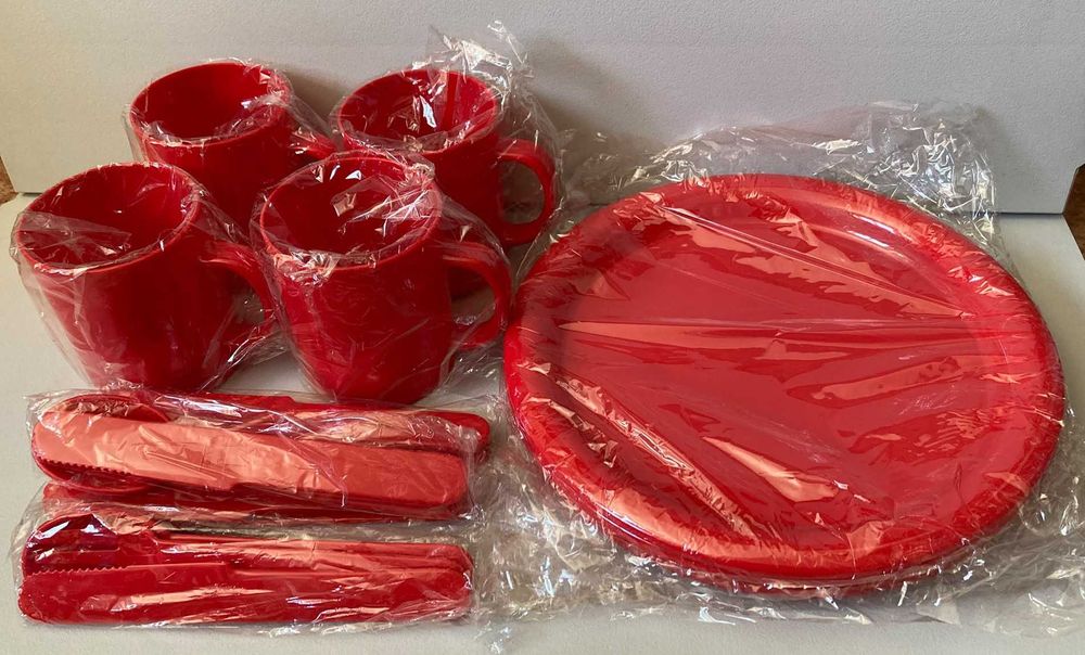 Conjunto Pratos + Talheres + Canecas de Plástico Reutilizável [novo]