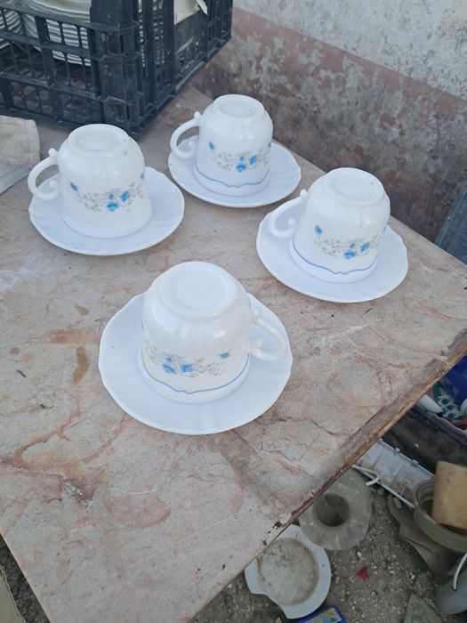 Quatro chavenas de chá  com pires
