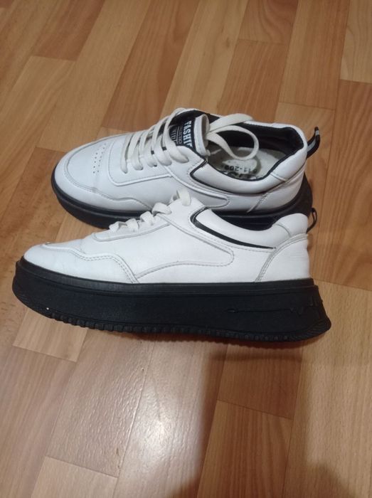 Стильні жіночі кросівки