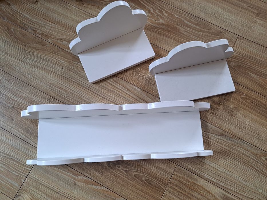 Trzy polki drewniane chmurki