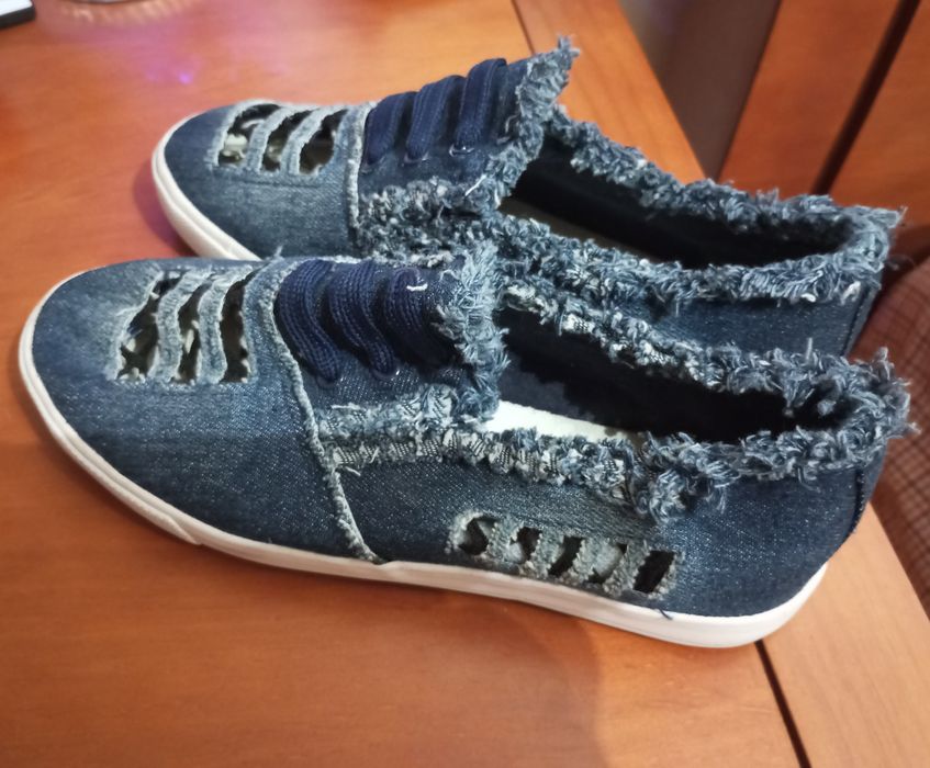 Sapatilhas  tom azul tamanho 36