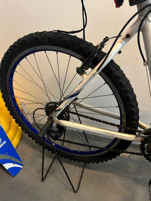 Bicicleta com travão de calço