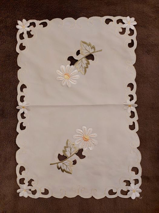Ażurowa serwetka beżowa – 29×42 cm dekoracyjna