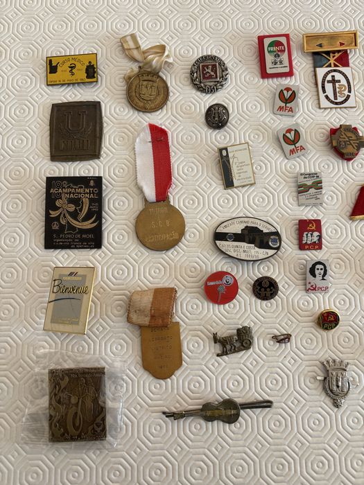Medalhas crachas placas pins