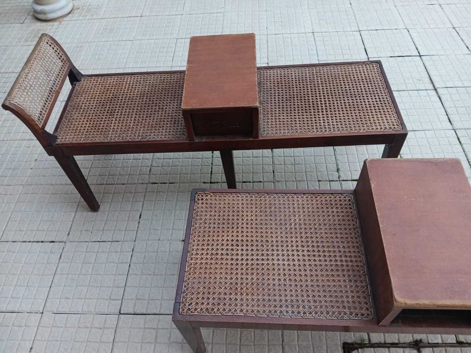 Bancos de madeira antigos