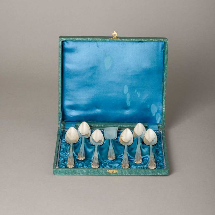 Conjunto de seis colheres de chá e concha de açúcar