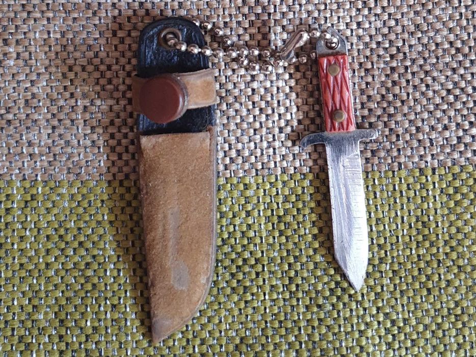 Duas facas de mato miniaturas para coleção