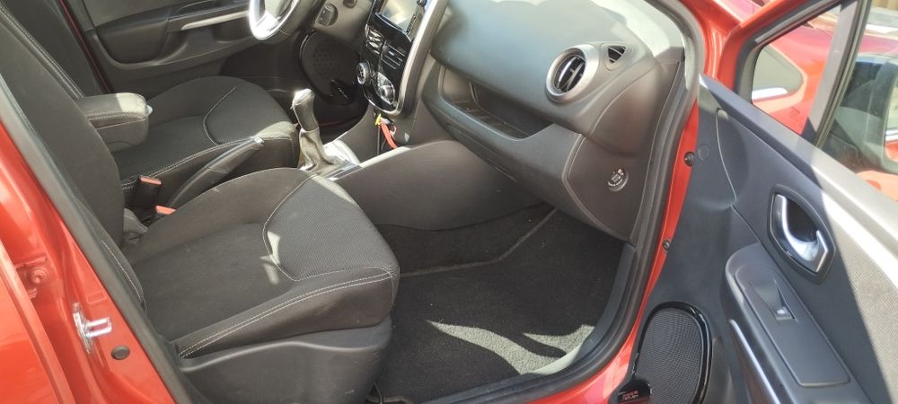 Renault Clio carrinha muito bonita e com muita qualidade .Tem garantia  de 18 meses de comum acordo . Pode ver mais pormenores em Dannycar.pt