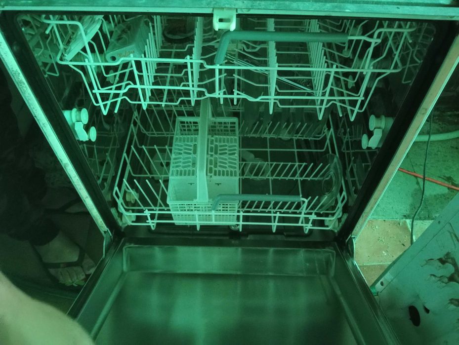 Máquina de lavar loiça e máquina de café