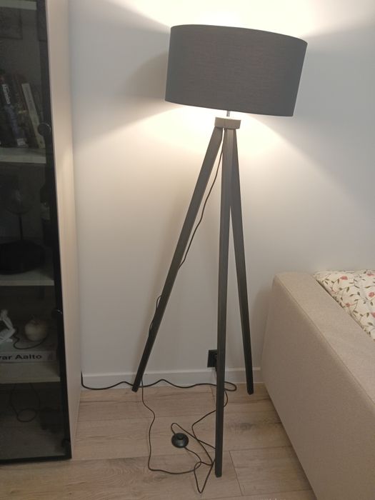 Lampa podłogowa trójnóg
