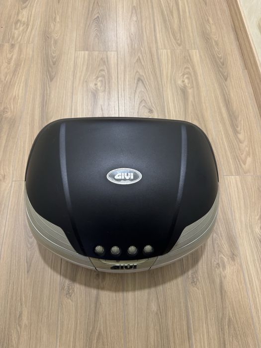Продам центральний кофр Givi V46