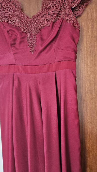 Długa sukienka z koronką