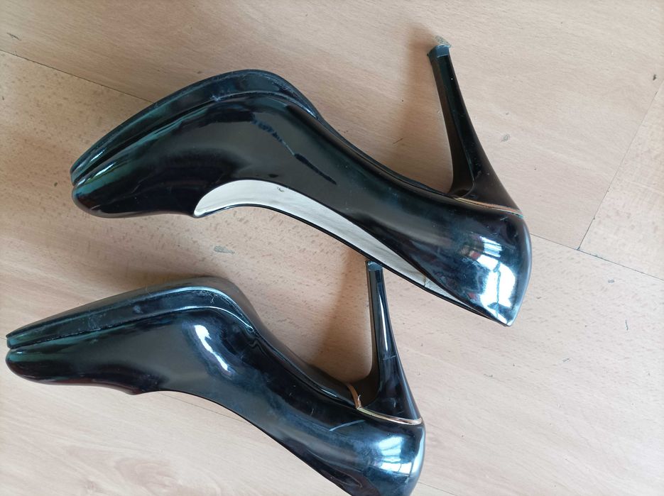 Czarne szpilki lakierowane