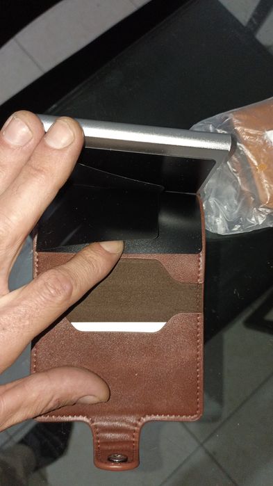 Carteiras pele e alumínio