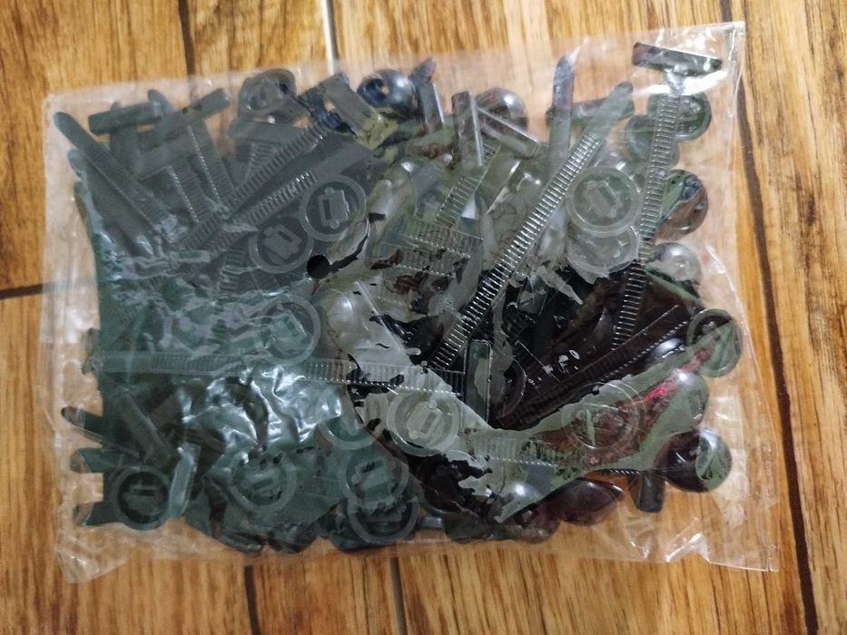 Пластикова стяжка для кріплення підкрилків, пластикових елементів