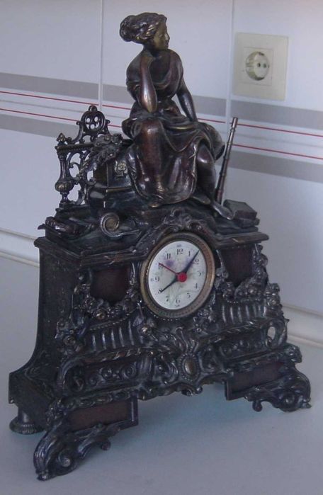 Caixa de Relógio de mesa antigo, figurativo, em bronze escuro patinado