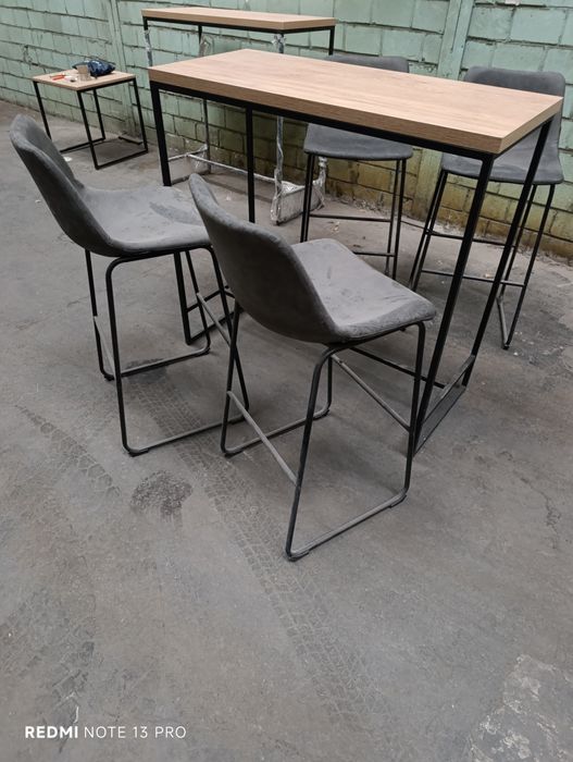 Барні стільці та столи