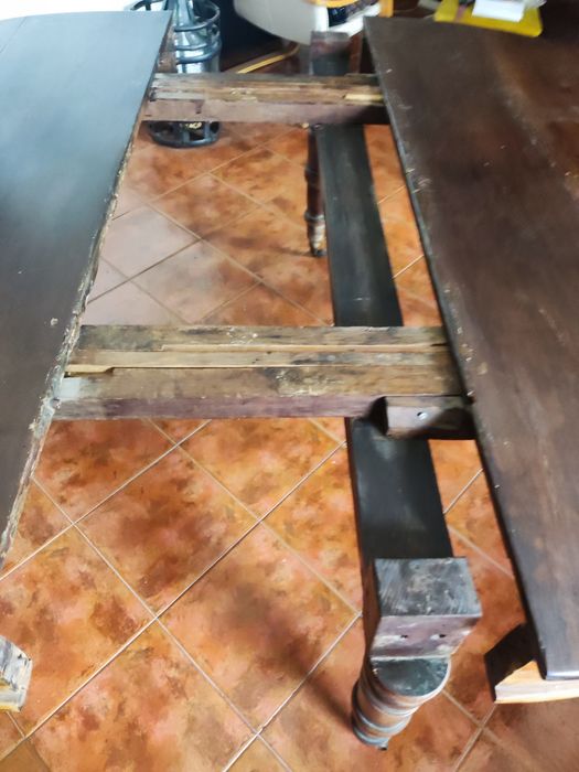 Mesa em castanho