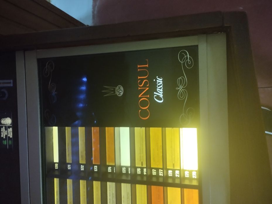 Jukebox de vinil a funcionar perfeitamente.
Tem 80 discos, com 160 mús