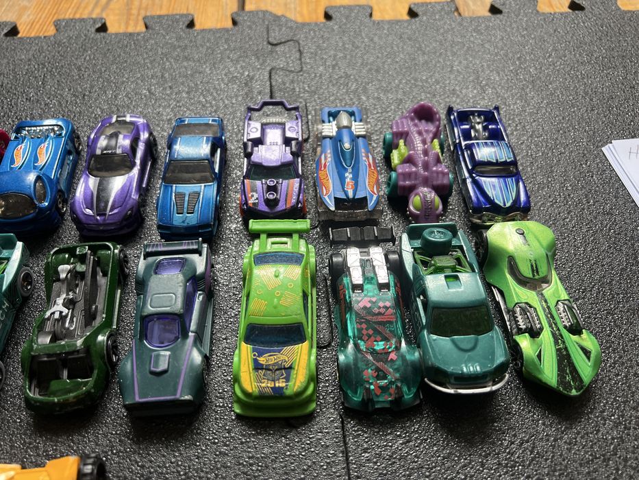 Zestaw 25 autek Hot Wheels