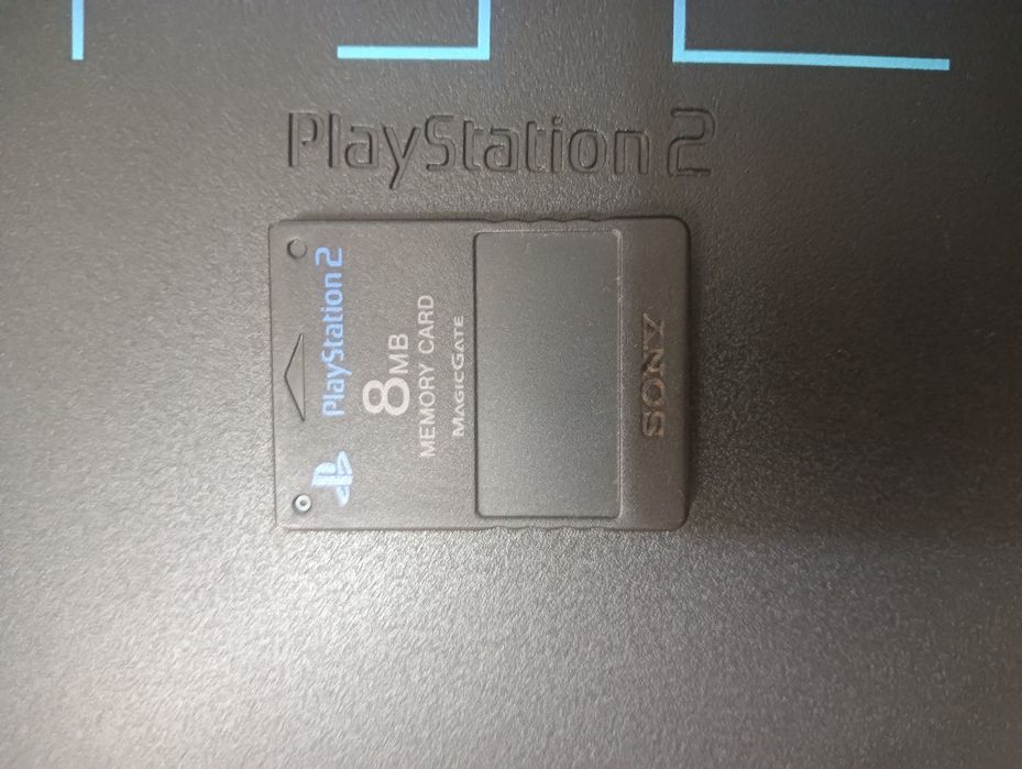 PlayStation 2 FAT (PS2) e cabos + comando e 4 jogos + cartão de memória
