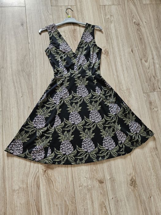 Śliczna rozkloszowana sukienka w ananasy h&m dekolt V rozkloszowana