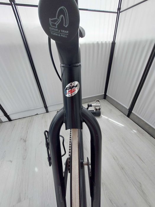 Bicicleta de Sprinting BH com mudanças Shimano e pedais mistos