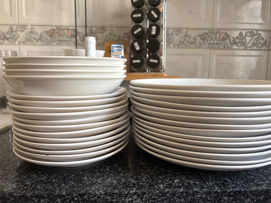 Conjunto de pratos brancos