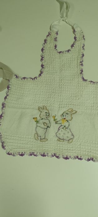 Avental para criança com aplicação bordada. Usado