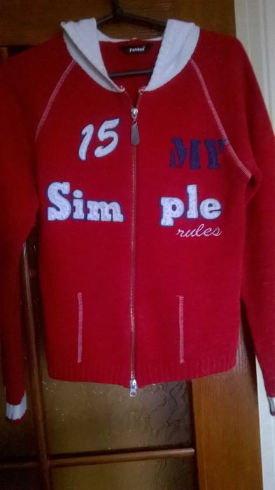 Тепла червона кофточка