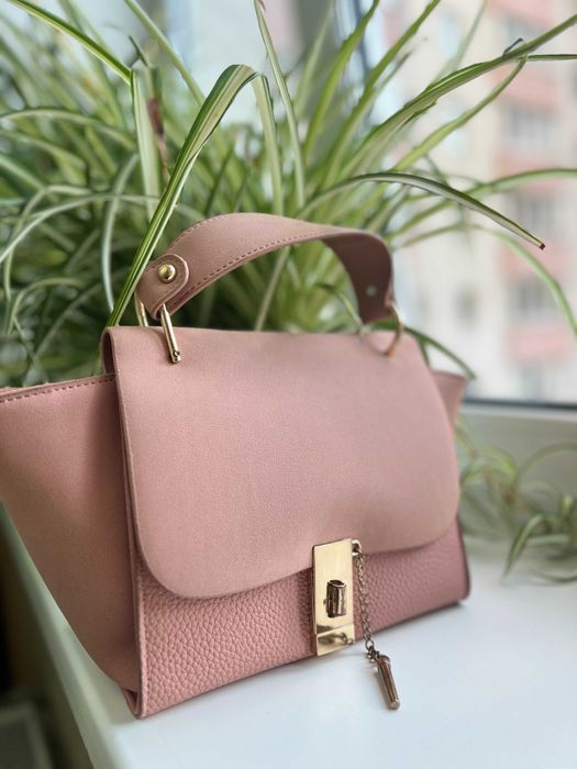 Рожева сумка – стильна і яскрава. Виготовлена з якісних матеріалів