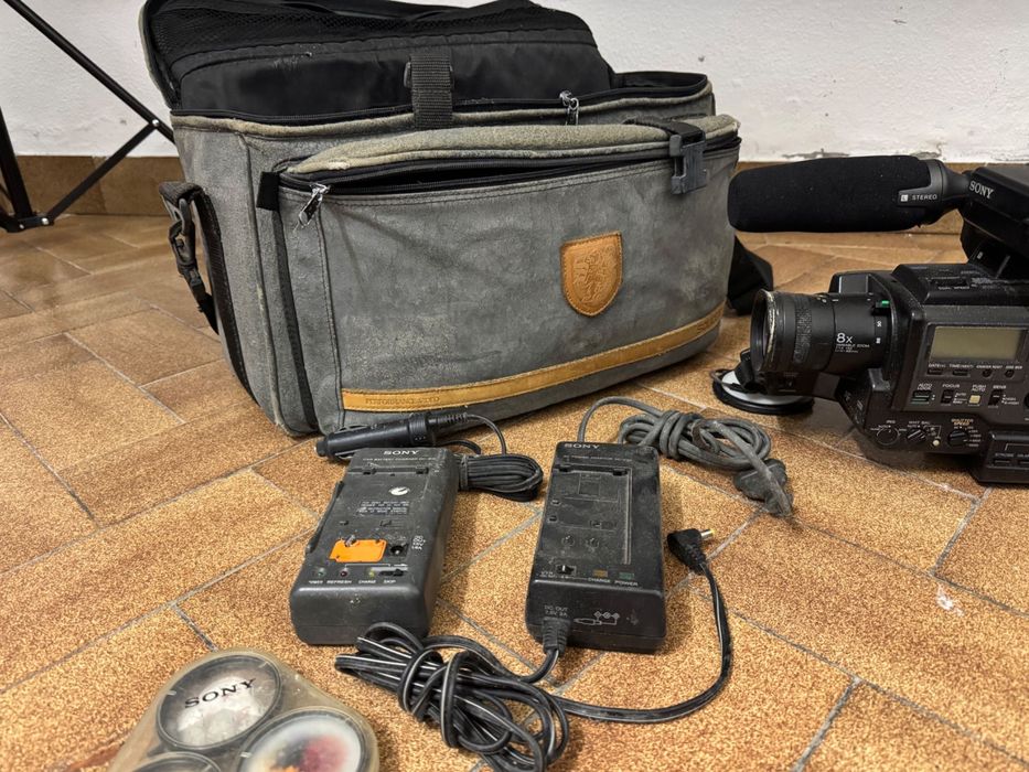 Sony CCD-V5000E Camera + Accessories64585505726978124