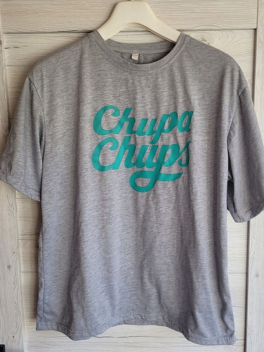 T-shirt z napisem Chupa Chups XL
*długość 65 cm
*pachy 57 cm

Polecam.