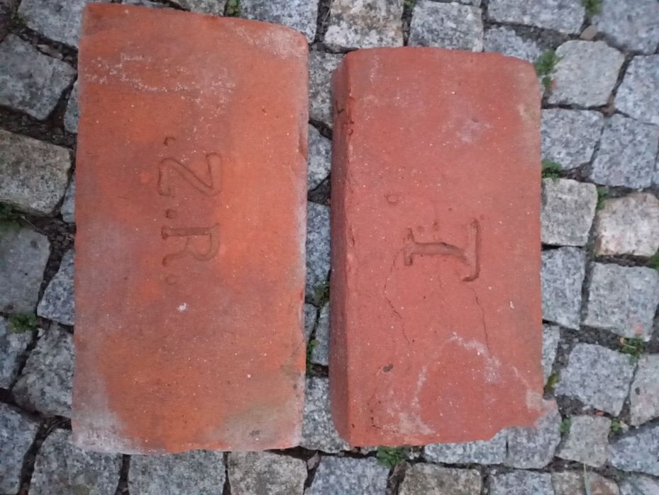 cegła  sygnowana stara