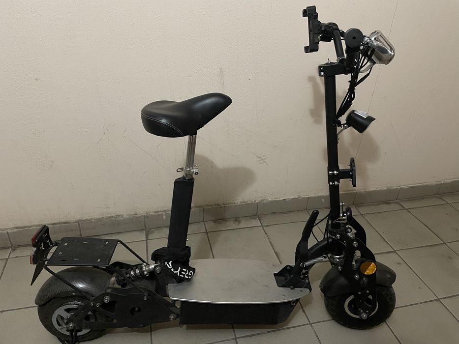 Електросамокат з сидінням