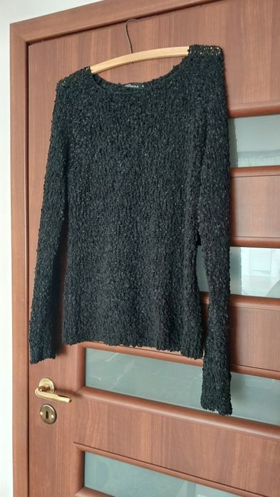 Sweter czarny z boucle.