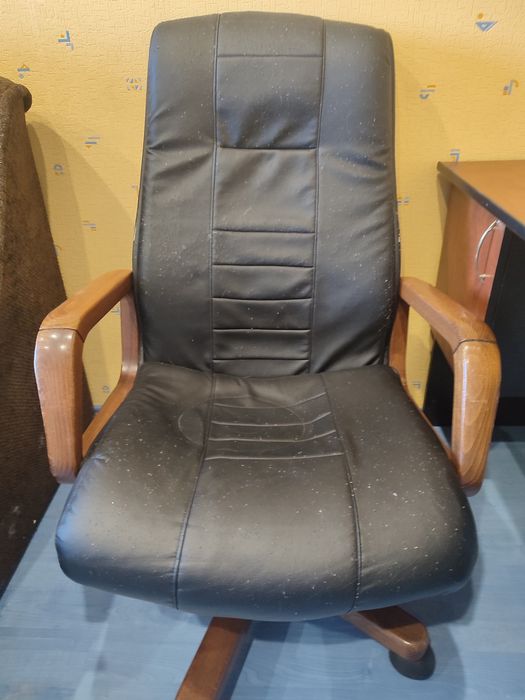 Стул офисный кожаный