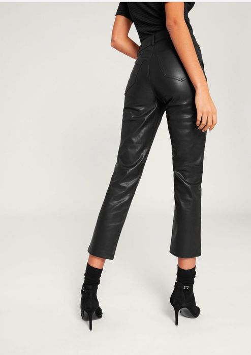 Calças pretas em pele