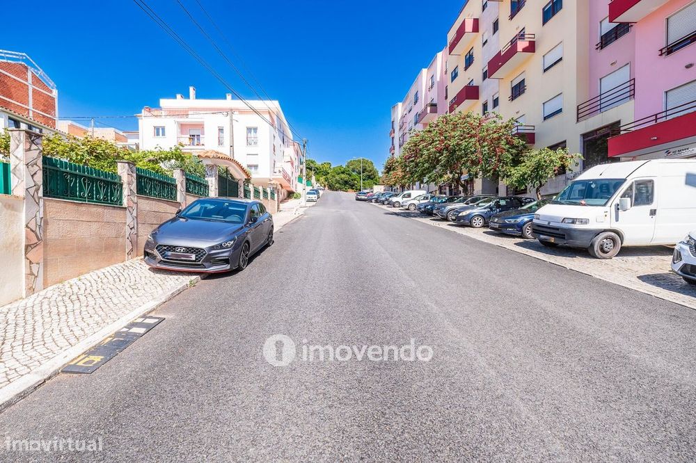 Apartamento T2, com lugar de estacionamento e arrecadação, na Ramada