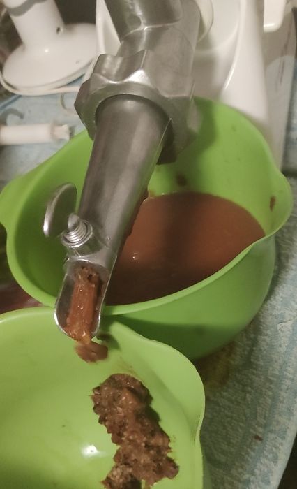 М'ясорубка, соковижималка "Помічниця" надійна з насадками