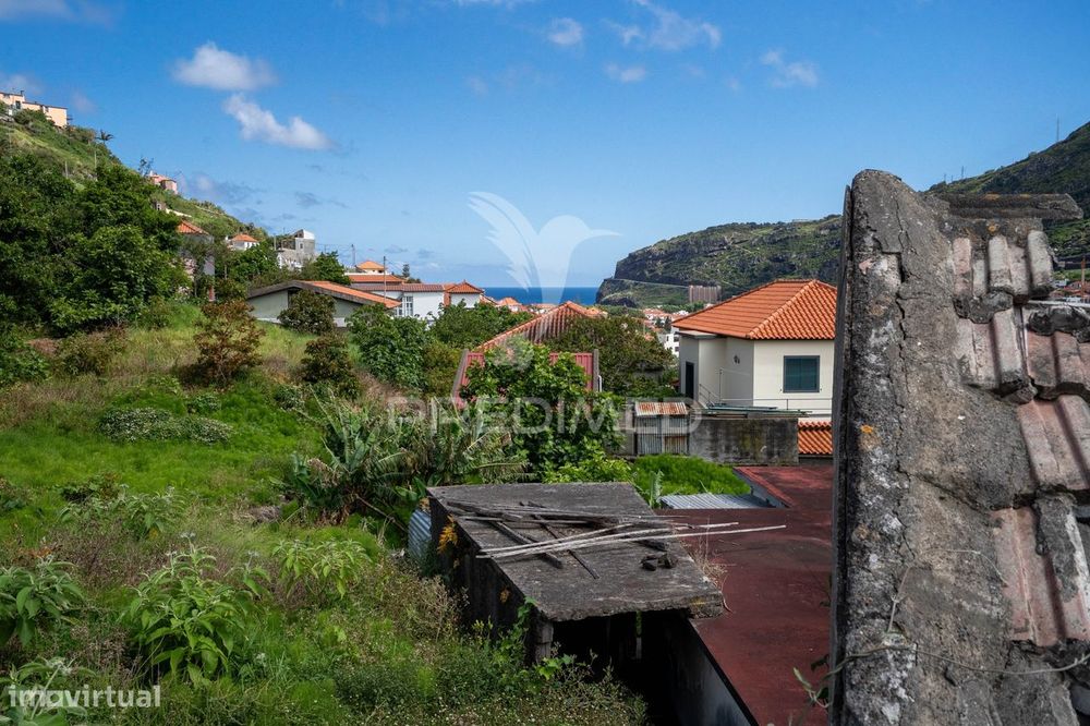 T2 Detached House for Renovation in Machico with 610 m² Plot