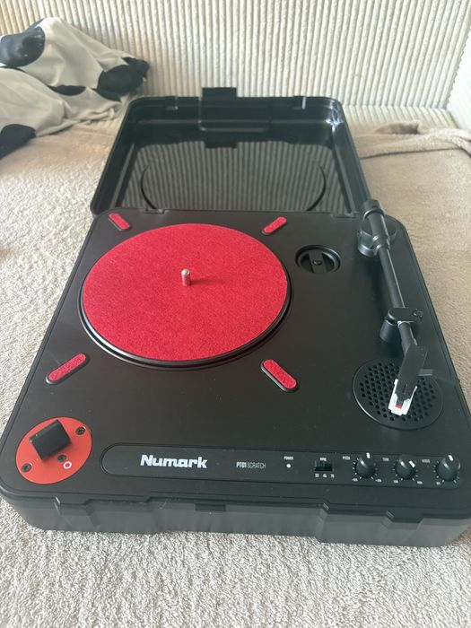 Numark PT01 - przenośny gramofon.
