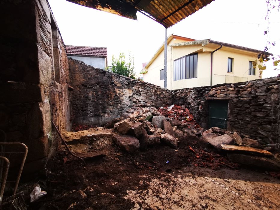 Ofereço pedras a quem vier buscar