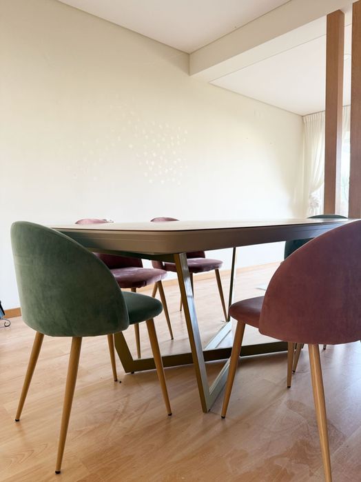MESA de jantar extensivel e 6 CADEIRAS veludo